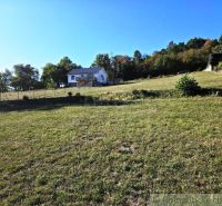 3106m2 stavebný pozemok nad priehradou v Krupine - Domček na mierne svahovitej lúke v Záhradách pri Krupine.