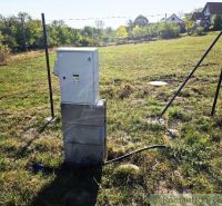 3106m2 stavebný pozemok nad priehradou v Krupine - Elektrická skriňa v Záhradách v Krupine na zelenej lúke.