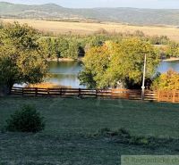 3106m2 stavebný pozemok nad priehradou v Krupine - Slnečná scenéria v Záhradách Krupiny, s výhľadom na jazero a kopce.