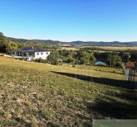 3106m2 stavebný pozemok nad priehradou v Krupine - Dom obklopený prírodou a rozsiahlou záhradou, výhľad na údolie v oblasti Krupiny.