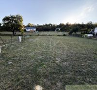 3106m2 stavebný pozemok nad priehradou v Krupine - Záhrady v Krupine, domy na svahu, tráva a stromy, vidno rozvodnú skriňu.