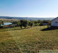 3106m2 stavebný pozemok nad priehradou v Krupine - Záhrady v Krupine s výhľadom na jazero a dom.