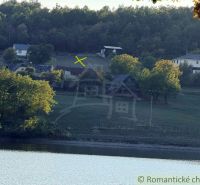 3106m2 stavebný pozemok nad priehradou v Krupine - Pohľad na vidiecku krajinu a jezero v okolí Krupiny so záhradami a domami.