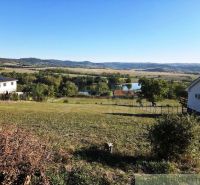 3106m2 stavebný pozemok nad priehradou v Krupine - Výhľad na jazero obklopené domami a kopcami v záhradách Krupiny.