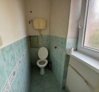 Na predaj 3i byt Levice, 73m2 - Kúpeľňa v 3-izbovom byte s oknom, kachličkami a toaletou.