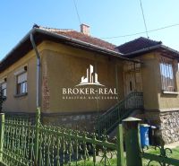 Rodinný dom Bodvaszilas - Maďarsko - Rodinný dom na Futrinka utca 111 v Bódvaszilas s klasickou fasádou a záhradou.