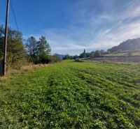 NA PREDAJ pozemok na stavbu domu alebo chaty KORYTÁRKY  - Krásne trávnaté pozemky na bývanie obklopené prírodou s elektrickým vedením na horizonte.