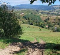 NA PREDAJ pozemok na rekreáciu..Hriňová- Blato - Prírodná krajina s cestou, kopcami a rekreačnými pozemkami, ideálne pre impulzívne výlety.
