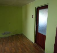 Na predaj rodinný dom Diviaky nad Nitricou - Izba v rodinnom dome s drevenou podlahou a zelenými stenami.