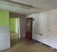Na predaj rodinný dom Diviaky nad Nitricou - Interiér rodinného domu s obkladom na stene a zelenou stenou v pozadí.