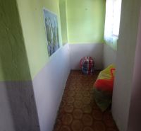 Na predaj rodinný dom Diviaky nad Nitricou - Chodba v rodinnom dome s farebnými stenami a batožinou na podlahe.
