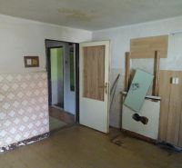 Na predaj rodinný dom Diviaky nad Nitricou - Interiér rodinného domu s opotrebovanými obkladmi a dverami na vidieku.