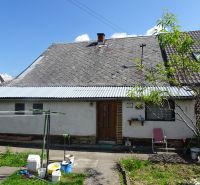 Na predaj rodinný dom Diviaky nad Nitricou - Rodinný dom v Diviakoch nad Nitricou na ulici Diviaky nad Nitricou, záhrada, jednoduchá fasáda.