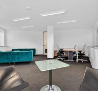 Kancelárie od 20m2 na PRENÁJOM | TOP biznis lokalita - Interiér kancelárie s tyrkysovou pohovkou, konferenčným stolíkom a kancelárskymi stoličkami.
