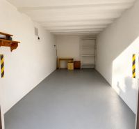 PRENÁJOM - Murovaná garáž 18 m² –  Nitra - Prázdna garáž s regálom a stolom na Schurmannovej ulici v Nitre.