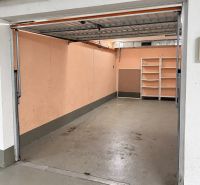 PRENÁJOM - 3-izbový zariadený byt s balkónom a garážou - Šustekova - Otvorená garáž s betónovou podlahou a regálom na Šustekovej, Bratislava - Petržalka.