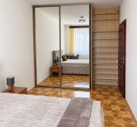 PRENÁJOM - 3-izbový zariadený byt s balkónom a garážou - Šustekova - Spálňa v 3-izbovom byte s manželskou posteľou a zrkadlovou vstavanou skriňou.