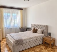 PRENÁJOM - 3-izbový zariadený byt s balkónom a garážou - Šustekova - Spálňa v 3-izbovom byte s posteľou a podlahou s dreveným dekorom.