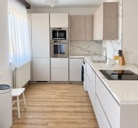PRENÁJOM - 3-izbový zariadený byt s balkónom a garážou - Šustekova - Kuchyňa v 3-izbovom byte s podlahou s dreveným dekorom a moderným vybavením.