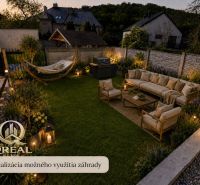 **Mestský byt s pocitom domu – Koliba, ticho, záhrada a parkovanie** - Záhrada s pohodlným sedením, hojdacou sieťou a osvetlením, ideálna na relax.