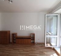 NA PRENÁJOM - Veľký 2 izbový byt, nezariadený, Sídlisko 1, Humenné - Izba v 2-izbovom byte s podlahou s dreveným dekorom, nábytkom a balkónom.