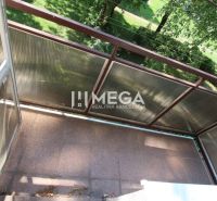 NA PRENÁJOM - Veľký 2 izbový byt, nezariadený, Sídlisko 1, Humenné - Balkón so zábradlím na Ul. 1. mája v Humennom s výhľadom z 2-izbového bytu.