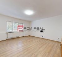6i DVOJGENERAČNÝ DOM PO REKONŠTRUKCII S VEĽKÝM POZEMKOM A SMARTHOME –  - Izba v rodinnom dome s veľkým oknom a podlahou s dreveným dekorom.