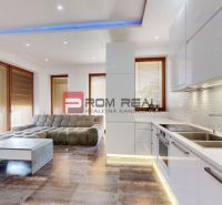 6i DVOJGENERAČNÝ DOM PO REKONŠTRUKCII S VEĽKÝM POZEMKOM A SMARTHOME –  - Obývací priestor s rohovou sedačkou a kuchyňou v rodinnom dome.