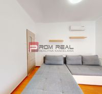 6i DVOJGENERAČNÝ DOM PO REKONŠTRUKCII S VEĽKÝM POZEMKOM A SMARTHOME –  - Obývacia izba s pohovkou, poličkami a klimatizáciou v rodinnom dome na terakotovej podlahe.