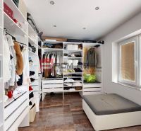 6i DVOJGENERAČNÝ DOM PO REKONŠTRUKCII S VEĽKÝM POZEMKOM A SMARTHOME –  - Šatník v rodinnom dome s bielymi otvorenými skriňami a podlahou s dreveným dekorom.