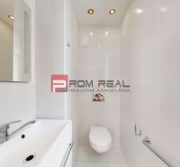 6i DVOJGENERAČNÝ DOM PO REKONŠTRUKCII S VEĽKÝM POZEMKOM A SMARTHOME –  - Kúpeľňa v rodinnom dome s bielym umývadlom a závesným WC.