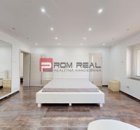 6i DVOJGENERAČNÝ DOM PO REKONŠTRUKCII S VEĽKÝM POZEMKOM A SMARTHOME –  - Priestranná svetlá spálňa s veľkou posteľou a oknom v rodinnom dome.