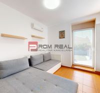 6i DVOJGENERAČNÝ DOM PO REKONŠTRUKCII S VEĽKÝM POZEMKOM A SMARTHOME –  - Svetlá miestnosť v rodinnom dome s pohovkou a balkónovými dverami.