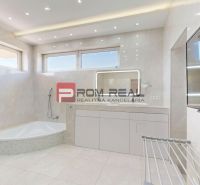 6i DVOJGENERAČNÝ DOM PO REKONŠTRUKCII S VEĽKÝM POZEMKOM A SMARTHOME –  - Priestranná kúpeľňa s vaňou a veľkým zrkadlom v rodinnom dome.