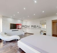 6i DVOJGENERAČNÝ DOM PO REKONŠTRUKCII S VEĽKÝM POZEMKOM A SMARTHOME –  - Spálňa v rodinnom dome s podlahou s dreveným dekorom, televízorom a svetlou výmaľbou.