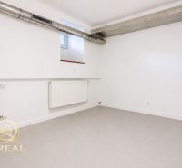 **Hotový priestor. Povolené ubytovanie. Pripravené zarábať**Airbnb** - Izba s bielymi stenami a radiátormi v 5 a viac izbovom byte.