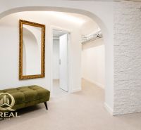 **Hotový priestor. Povolené ubytovanie. Pripravené zarábať**Airbnb** - Interiér 5 a viac izbového bytu s okrasným zrkadlom a zelenou lavicou.