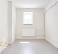 **Hotový priestor. Povolené ubytovanie. Pripravené zarábať**Airbnb** - Biela izba s radiatorom a malým oknom, svetlá podlaha.