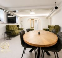 **Hotový priestor. Povolené ubytovanie. Pripravené zarábať**Airbnb** - Jedálenský stôl, zelené pohovky a televízia v 5 a viac izbovom byte.
