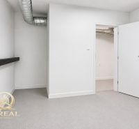 **Hotový priestor. Povolené ubytovanie. Pripravené zarábať**Airbnb** - Biela miestnosť s ventilačným potrubím a otvorenými dvermi v 5 a viac izbovom byte.