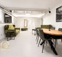 **Hotový priestor. Povolené ubytovanie. Pripravené zarábať**Airbnb** - Priestranná obývacia izba s dreveným jedálenským stolom a zelenými sedačkami.