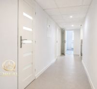 **Hotový priestor. Povolené ubytovanie. Pripravené zarábať**Airbnb** - Svetlá chodba s bielymi dverami a bielym stropom v 5 a viac izbovom byte.