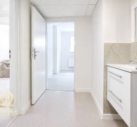 **Hotový priestor. Povolené ubytovanie. Pripravené zarábať**Airbnb** - Kúpeľňa v 5 a viac izbovom byte s umývadlom, kachličkovou stenou a svetlou podlahou.