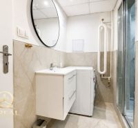 **Hotový priestor. Povolené ubytovanie. Pripravené zarábať**Airbnb** - Kúpeľňa so sprchovým kútom, umývadlom a práčkou v 5 a viac izbovom byte.