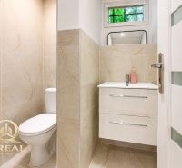 **Hotový priestor. Povolené ubytovanie. Pripravené zarábať**Airbnb** - Kúpeľňa s umývadlom, toaletou a oknom v 5 a viac izbovom byte.
