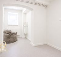 **Hotový priestor. Povolené ubytovanie. Pripravené zarábať**Airbnb** - Biela miestnosť vo viac než 5 izbovom byte s kreslami a umývadlom.