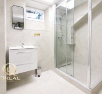 **Hotový priestor. Povolené ubytovanie. Pripravené zarábať**Airbnb** - Kúpeľňa so sprchovým kútom a umývadlom v 5 a viac izbovom byte.