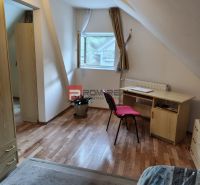 Prenájom - Priestranná časť rodinného domu | BORINKA | 450 € VRÁTANE E - Priestranná izba so stolom, podlaha s dreveným dekorom, svetlé steny, 2-izbový byt.