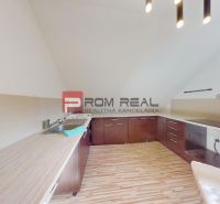 Prenájom - Priestranná časť rodinného domu | BORINKA | 450 € VRÁTANE E - Kuchyňa s jednoduchou linkou a podlahou s dreveným dekorom v 5 a viac izbovom byte.