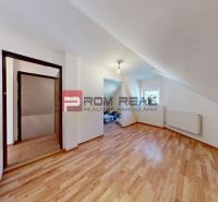 Prenájom - Priestranná časť rodinného domu | BORINKA | 450 € VRÁTANE E - Izba v 5 a viac izbovom byte s podlahou s dreveným dekorom a oknom.